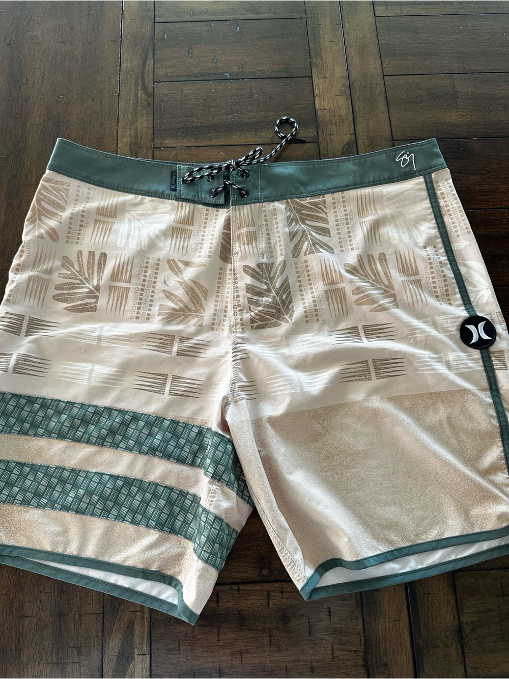 Hurley Sage Green and Beige Patterned Board Shorts Pocket Detail Size 36